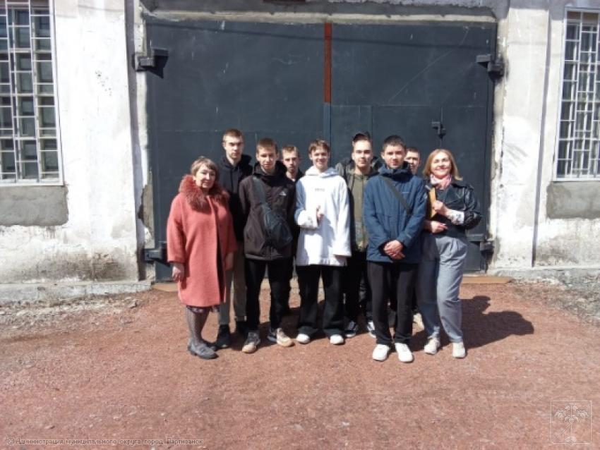 Зав. практикой Цыбулько Г.В., студенты 1-го курса, специалист администрации К.В. Грязнова