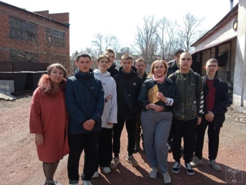 Групповое фото на фоне предприятия