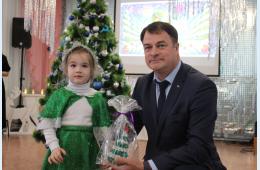 25.12.2024 Глава округа вручил подарки воспитанникам СРЦ | Администрация муниципального округа город Партизанск Приморского края Официальный сайт